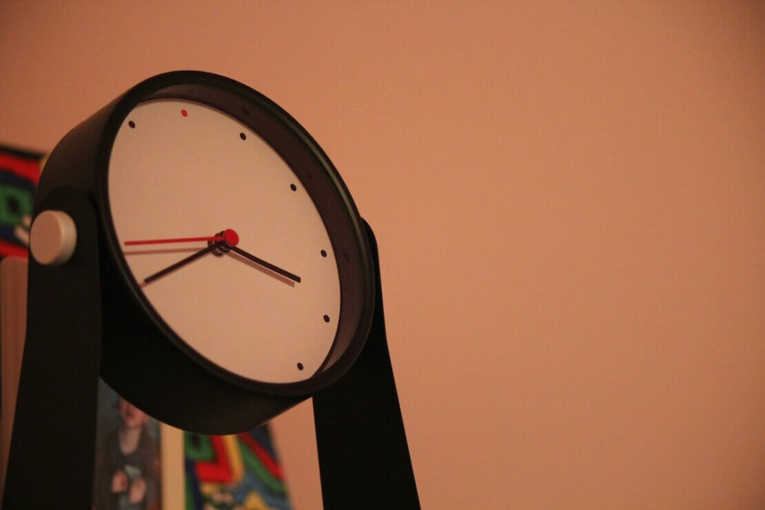 A pause (image of a stopped clock)