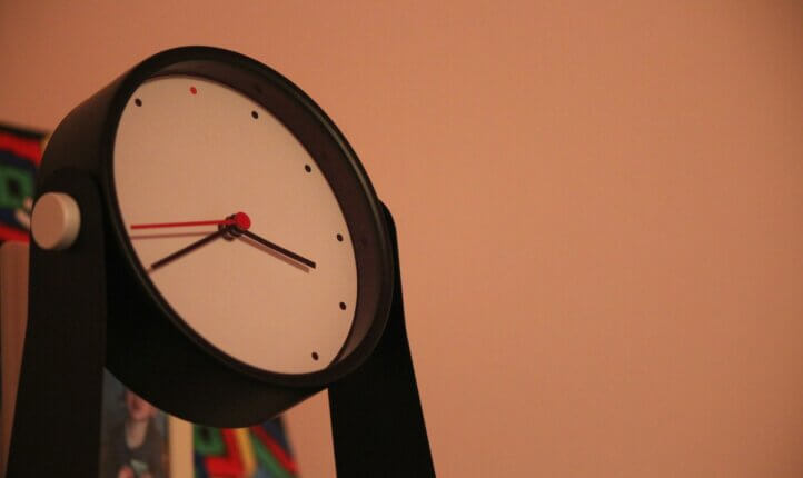 A pause (image of a stopped clock)
